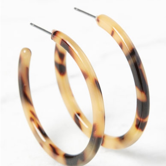 The Josephine Large Blonde Tortoise Hoop Earrings - Picture 4 of 6